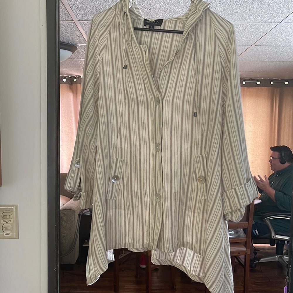 Jones & Co XL linen hoodie.  Great piece nice pockets.